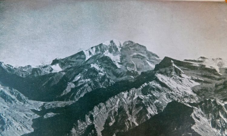 El Aconcagua visto desde el Sur. A la izquierda el valle de Horcones, a la derecha el cerro Almacenes. Foto de J. Uflerbäumer.